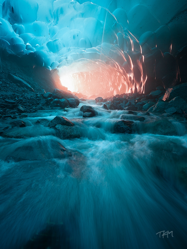 Cuevas glaciar Mendenhall en Alaska es famosa por sus enormes cuevas de hielo. 