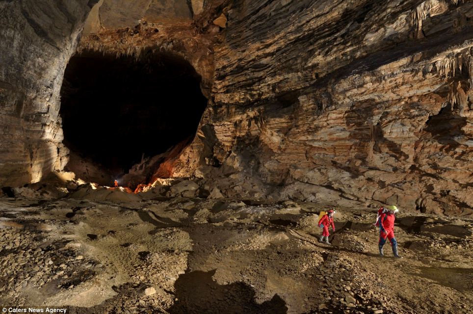 Cueva Er Wang Dong - Los investigadores se toparon con una cueva tan grande que dentro de ella tiene su propio sistema de clima - delgadas nubes y nieblas eternas.