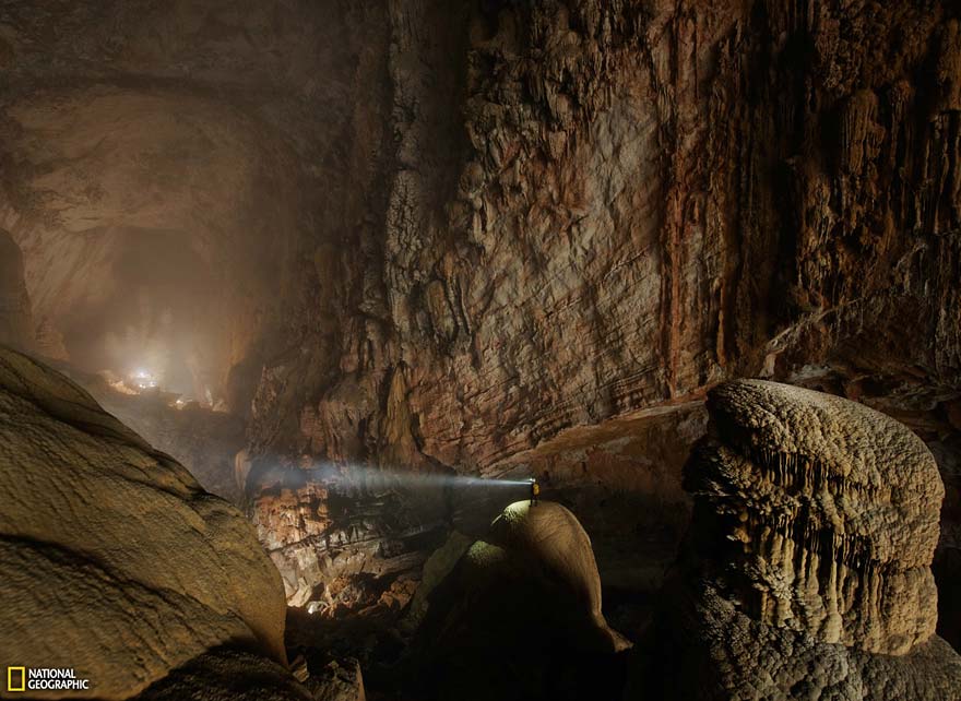 Son Doong, esta cueva se encuentra en Vietnam y es el más grande en el mundo. En 2009, un equipo de espeleólogos británicos dirigidos por Howard Limbert exploró la cueva. De inmediato esta cueva entró en el Libro Guinness 