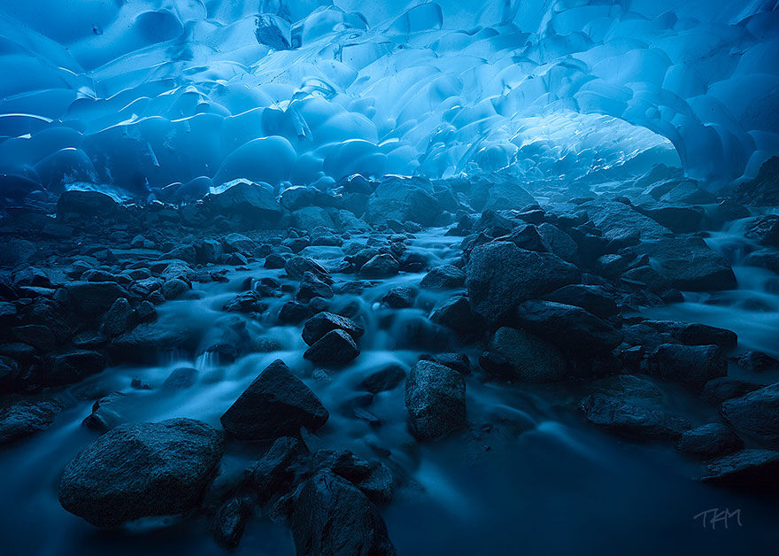Cuevas glaciar Mendenhall en Alaska es famosa por sus enormes cuevas de hielo. 