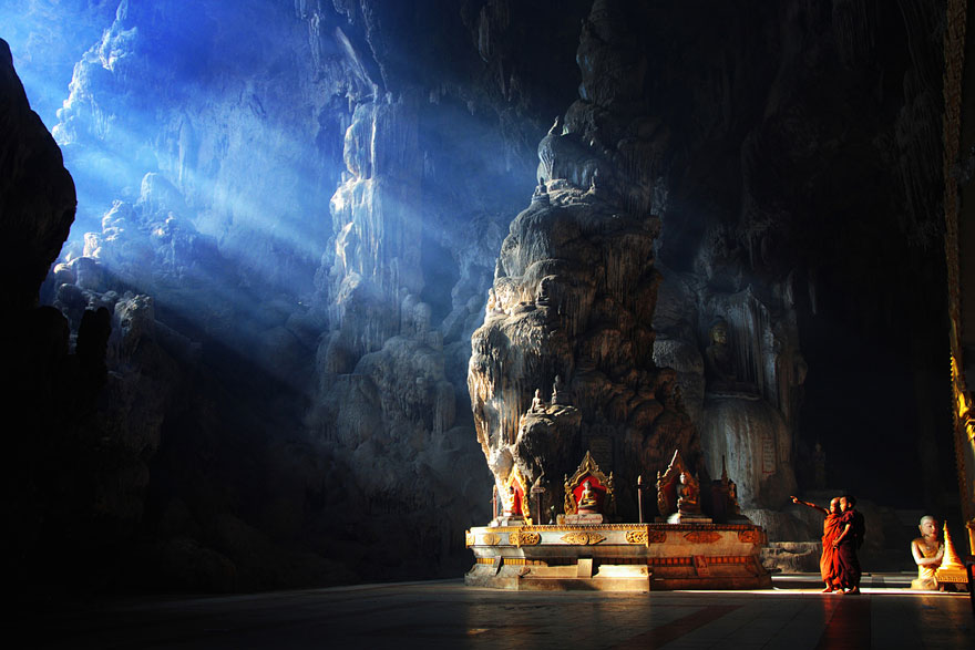 Cueva Kyaut Sae, Myanmar, con un templo budista.