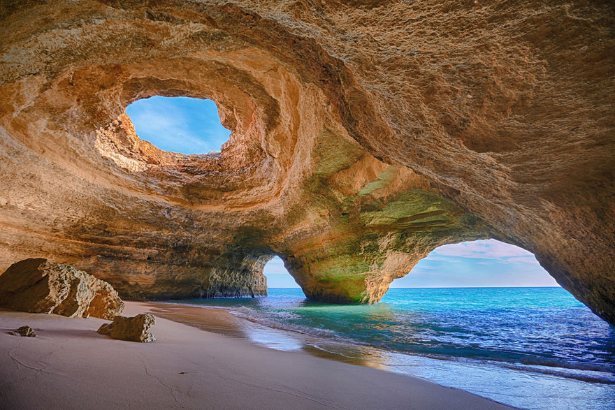 Playa de cuevas en la ciudad de Algarve, Portugal