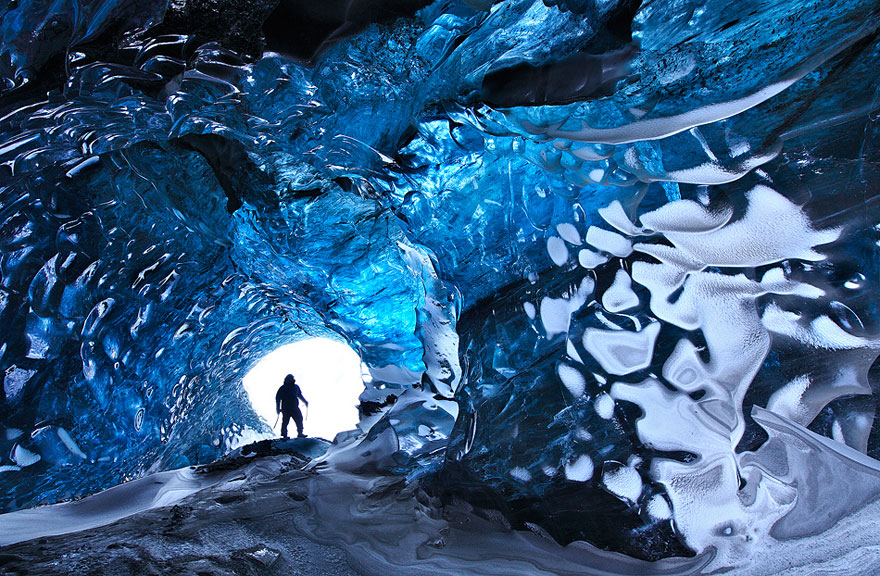 Cueva de hielo glaciar Vatnaekyudl -Vatnaekyudl glaciar más grande de Europa. Su superficie es de 8.300 metros cuadrados. El espesor medio del hielo es de 500 metros. 