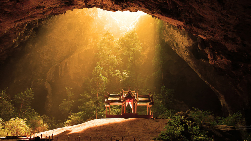 Phraya Nakhon - está situada en la península del sur de Tailandia. Llegar hasta la cueva no es tarea fácil. Se llama Tham Phraya Nakhon, y es una enorme cavidad con aberturas que permiten pasar la luz, la lluvia y humedad que sustenta la vegetación interior. Siendo en realidad un enorme cenote, el ingreso de la luz (especialmente al amanecer) le confiere a la cueva un ambiente “místico”, el imán para que varios reyes de Tailandia se trasladaran a distenderse en el interior de la cueva.