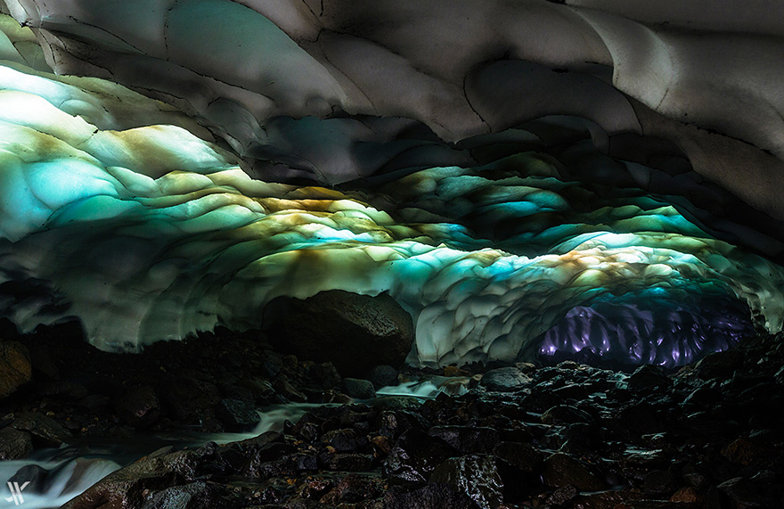 Cueva volcán Muntovsky - Extremo Oriente ruso, cerca del volcán Muntovsky, Kamchatka, tiene una cueva de hielo increíble. Flujos calientes de lava, hielo, géiseres y la luz del sol crean una belleza fabulosa cueva.