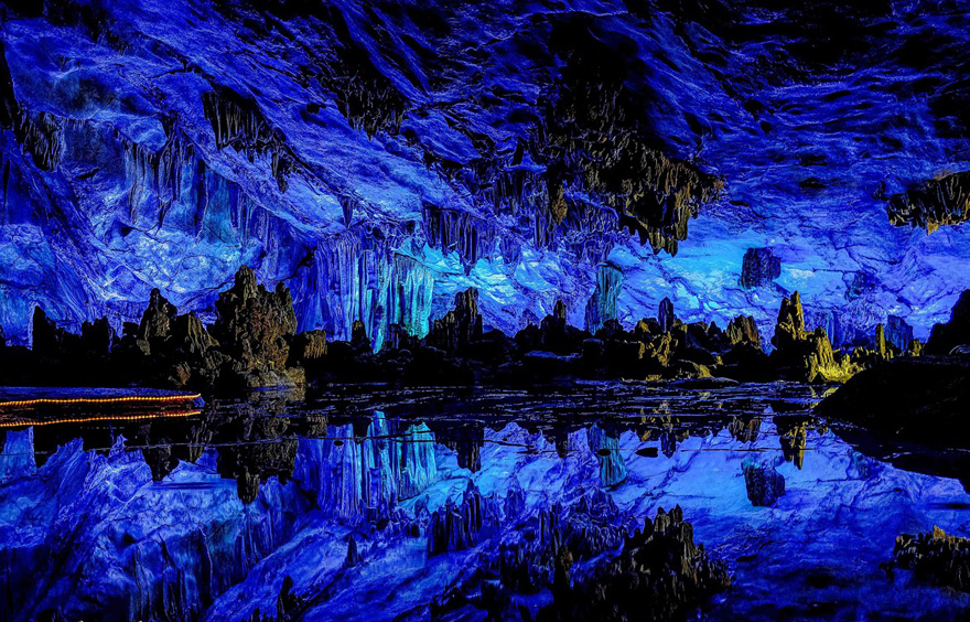 Cueva de lámina de la flautas - Debido a la iluminación única y reflejo de una impresión lago subterráneo de irrealidad! 