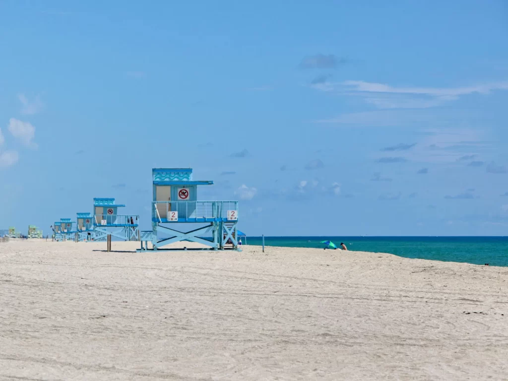 La playa en el Faena Hotel Miami Beach, Mid-Beach