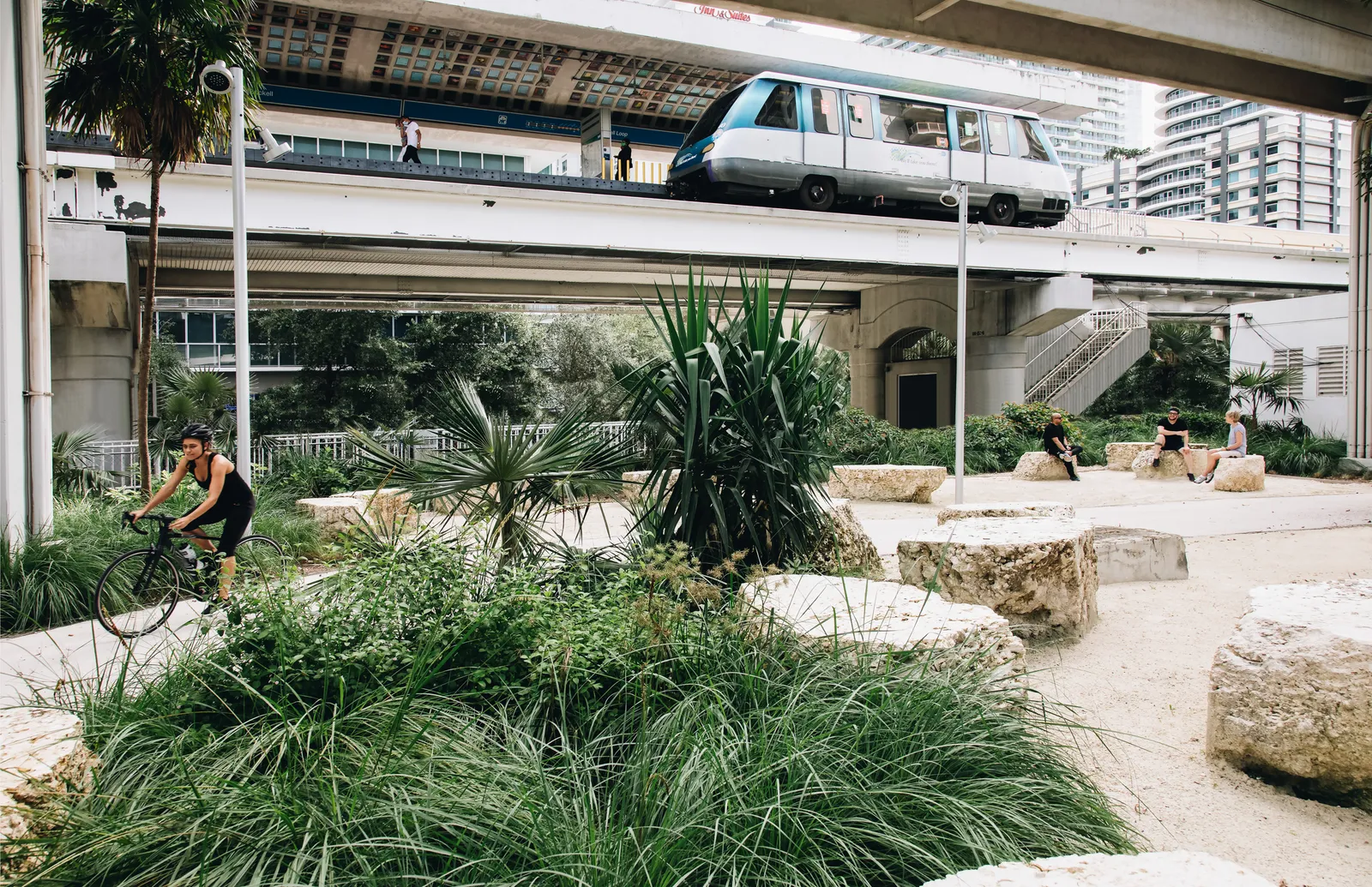 Brickell Backyard: El Nuevo Lugar de Moda en Miami Bajo las Vías del Metrorail