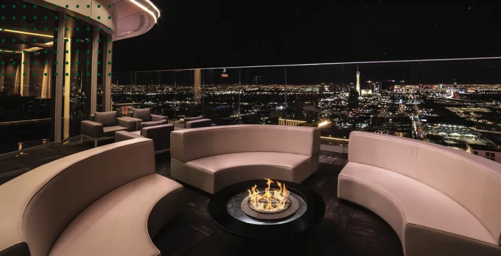 Legacy Club en el Circa Resort & Casino, un lounge de cócteles en la azotea, organizará una celebración privada para disfrutar de los fuegos artificiales desde 60 pisos de altura.