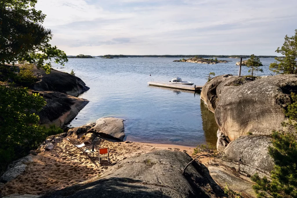 El pequeño trozo de granito y gneis cubierto de árboles, uno de más de 40,000 islas en el archipiélago finlandés.