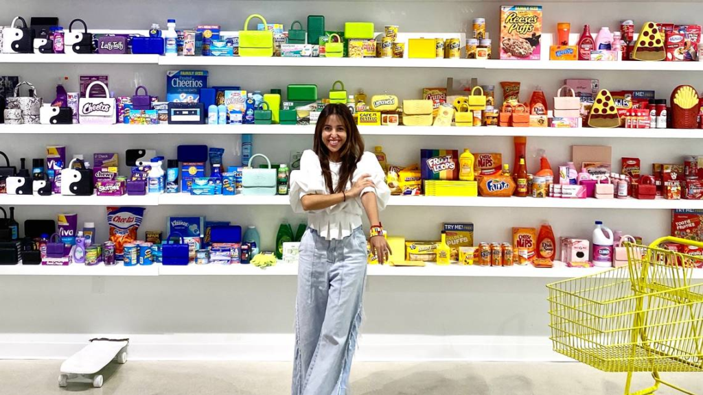 Gelareh Mizrahi y su caprichosa exhibición de bolsos en su boutique del Distrito de Diseño de Miami.

