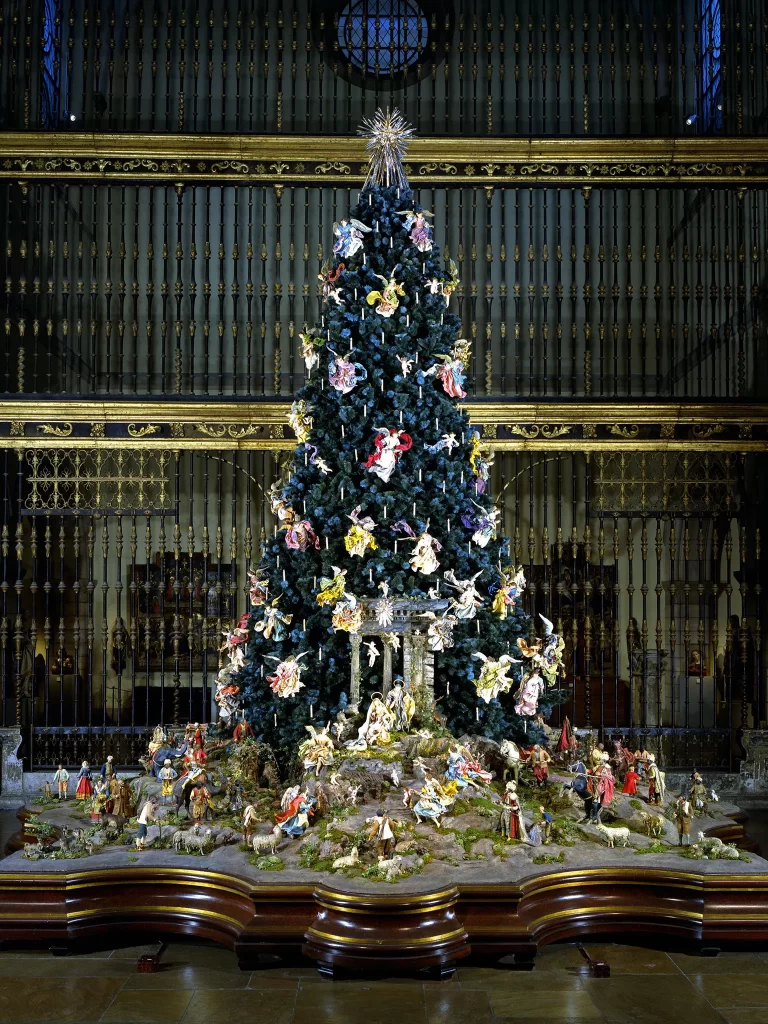 Bañate en el resplandor del árbol de Navidad del Met