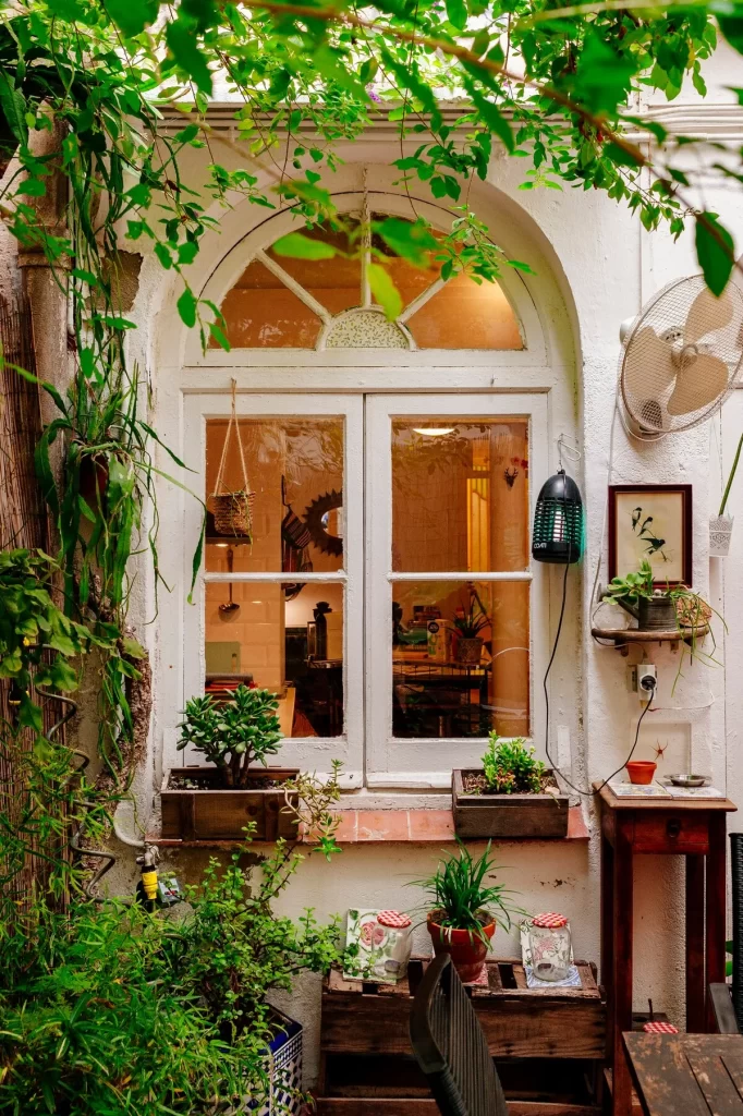 Apartamento ecléctico en Gràcia con patio lleno de plantas