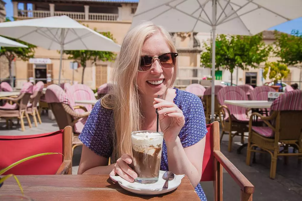Disfruta un Café con Helado en Petra