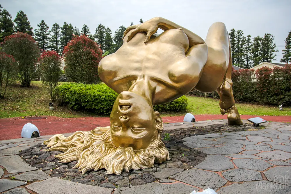 Estatuas Sexuales en un parque