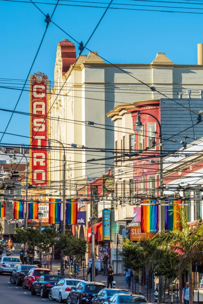 Las banderas arcoíris adornan el distrito de Castro, que ha sido desde hace mucho tiempo una comunidad de activistas. Una enorme bandera arcoíris en la esquina de las calles Castro y Market es un monumento a Gilbert Baker, quien la diseñó y la izó por primera vez en 1978.