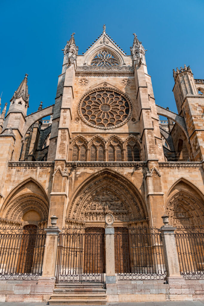 La Catedral de León: Un Tesoro de Luz y Arte