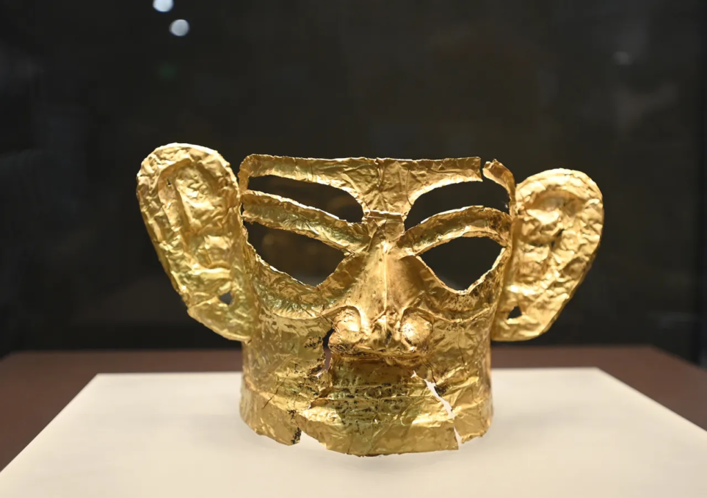 La Máscara de Oro de Sanxingdui Una máscara de oro descubierta en el sitio de las ruinas de Sanxingdui
