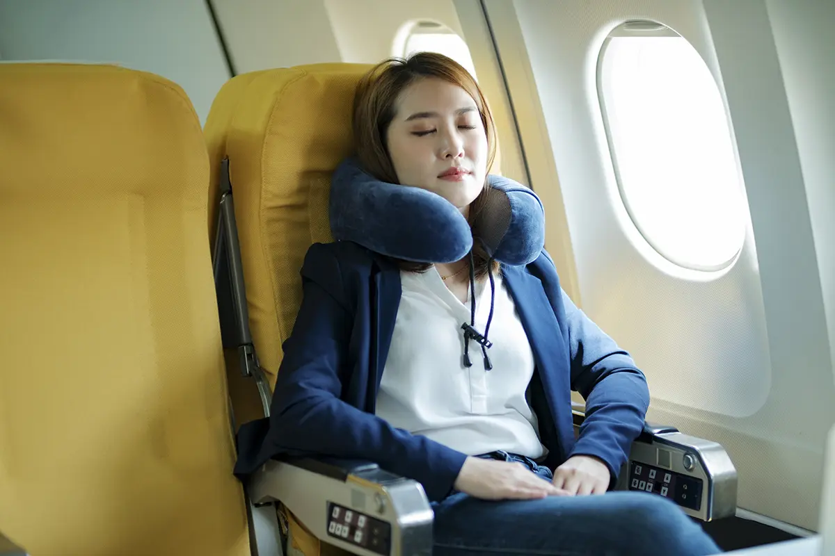 mujer durmiendo avion
