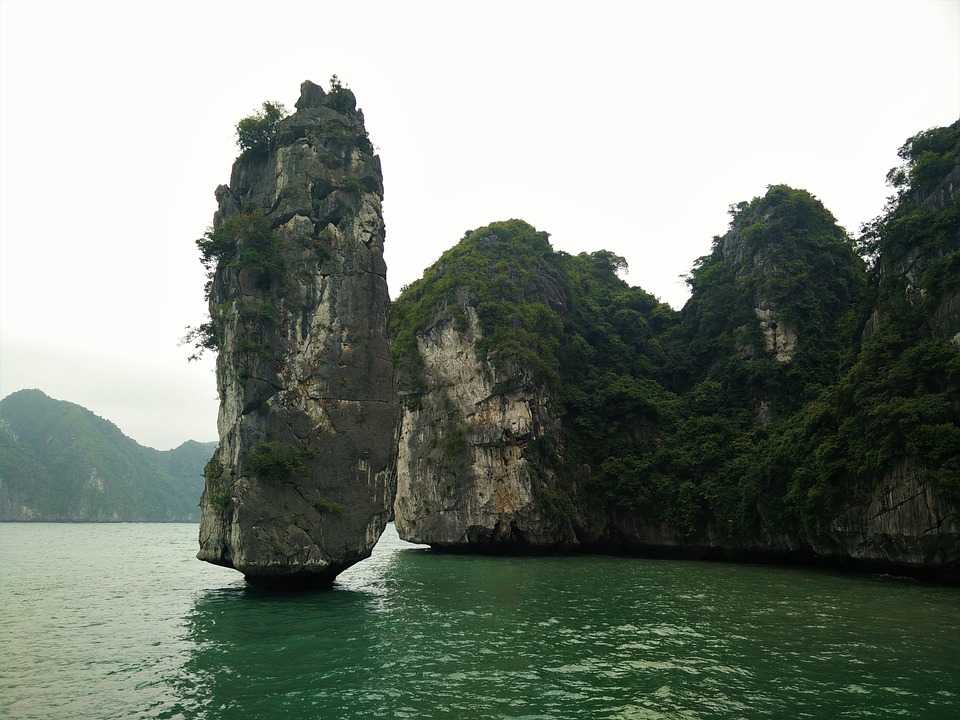 Islas peligrosas en la Bahía de Ha Long