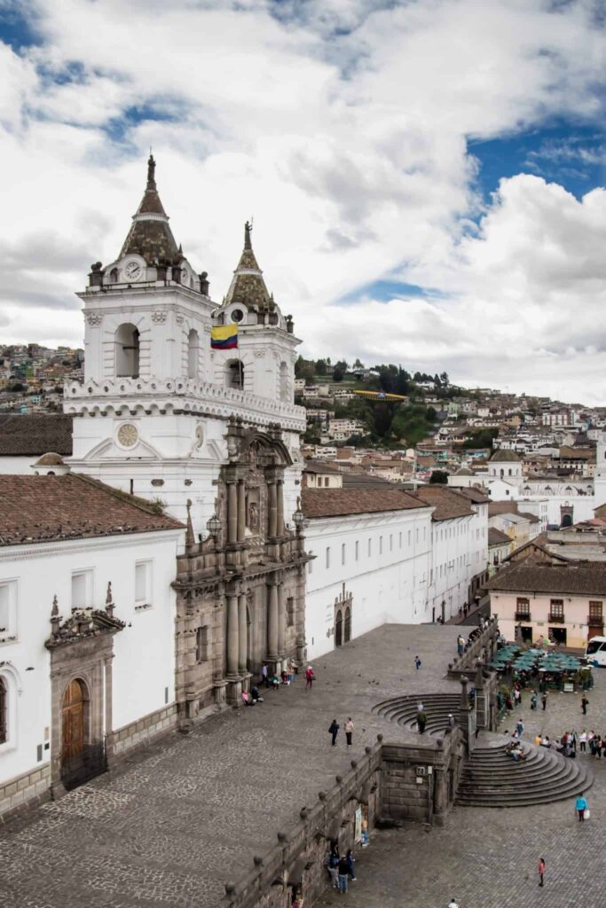 Quito: Altura y Proximidad al Ecuador en una Sola Ciudad