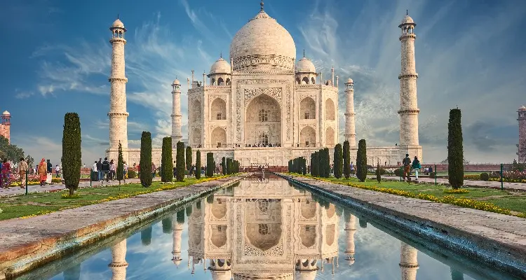 La Tumba de Jahan Rompe la Perfecta Simetría del Taj Mahal
