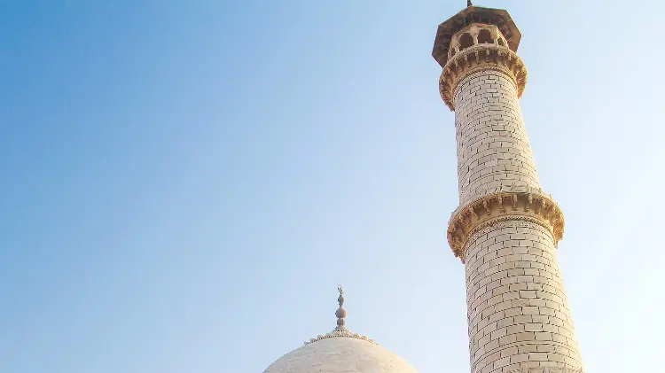 Los Minaretes del Taj Mahal: Una Ilusión Óptica y Cálculo Arquitectónico