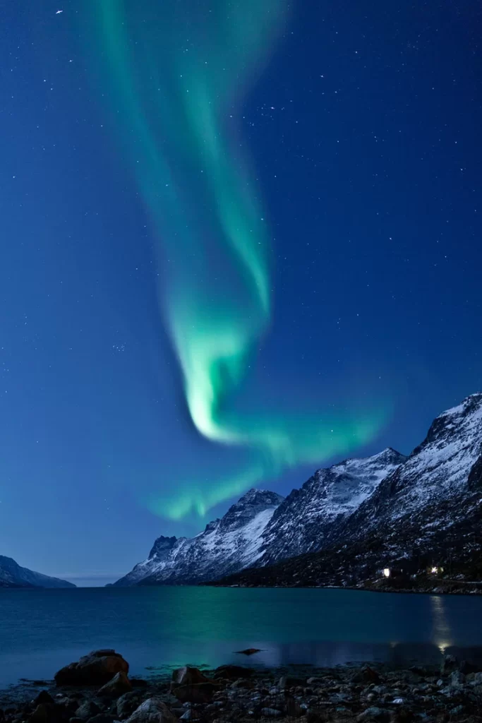 Las auroras boreales son visibles solo en la oscuridad, pero pueden ocurrir en cualquier momento